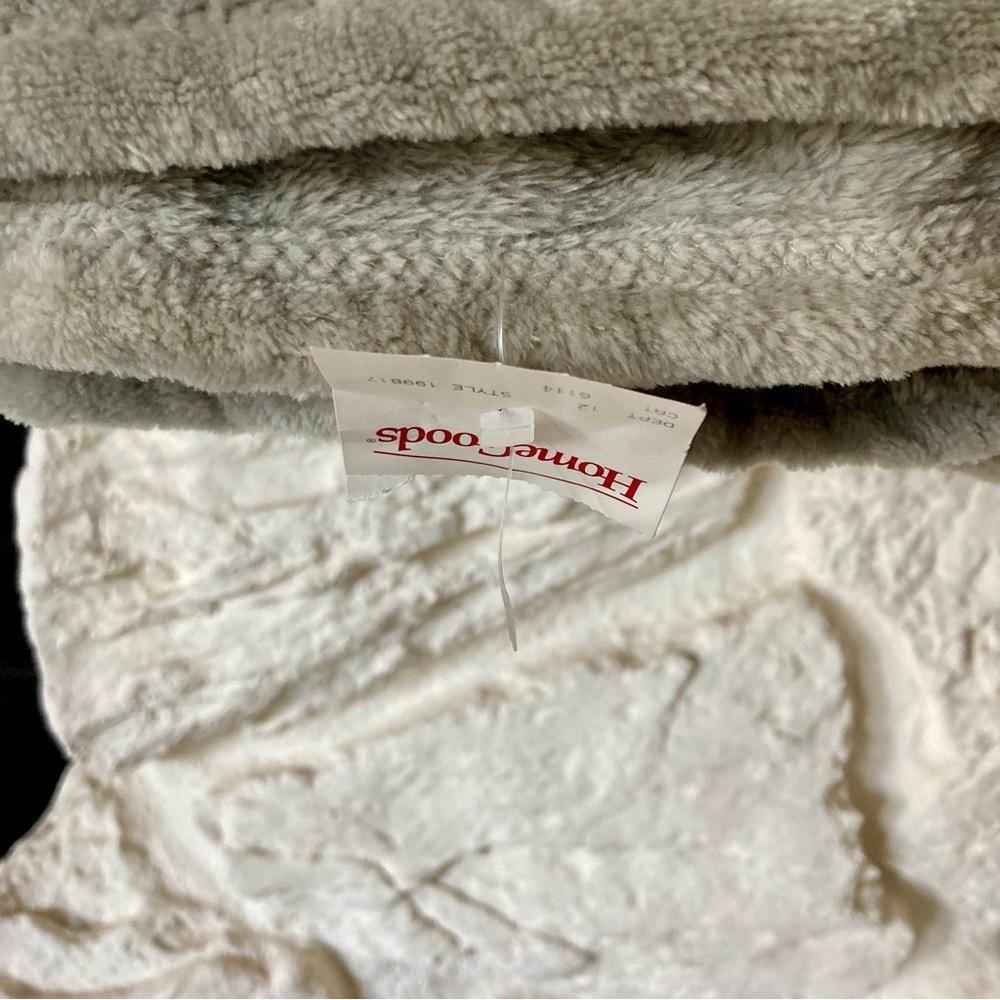 NWT Kate Spade New York oversized twin size fleece blanket in medium gray - Picture 2 of 7